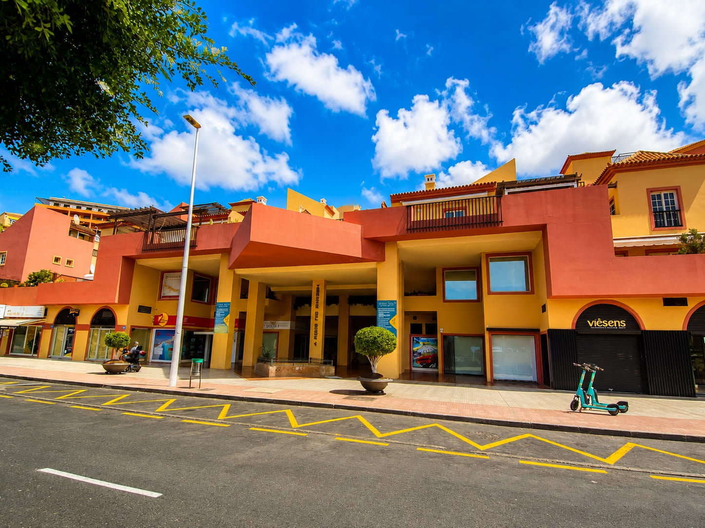 Entrada edificio 1